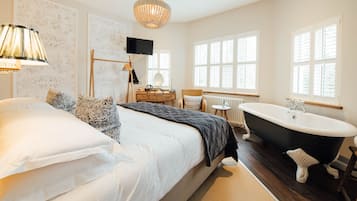 Habitación doble ejecutiva | Escritorio, tabla de planchar con plancha, wifi gratis y ropa de cama