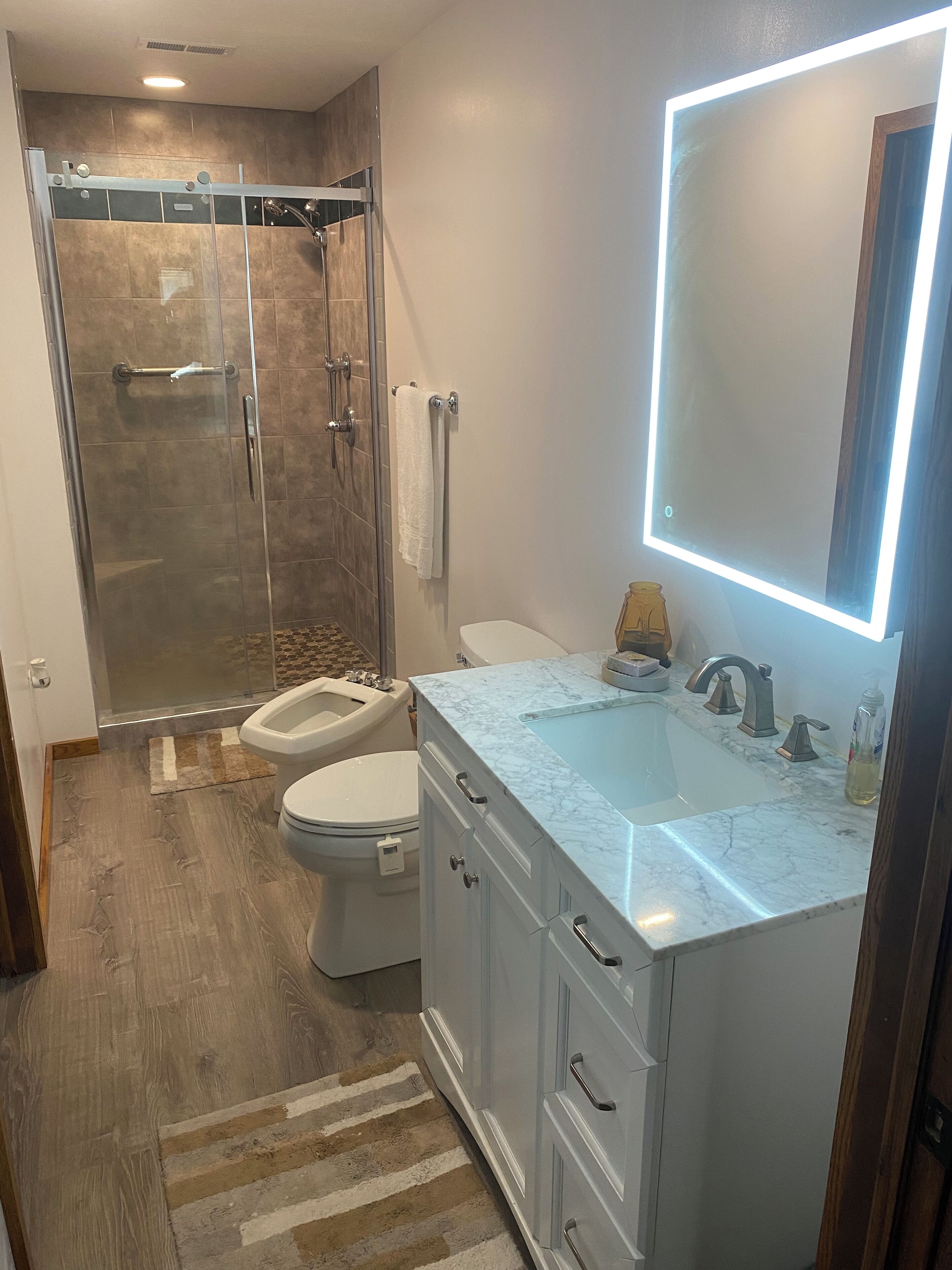 Douche, sèche-cheveux, bidet, serviettes fournies