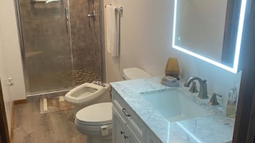 Douche, sèche-cheveux, bidet, serviettes fournies