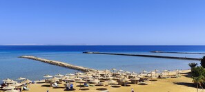 على الشاطئ، كراسي للتشمس، مناشف للشاطئ
