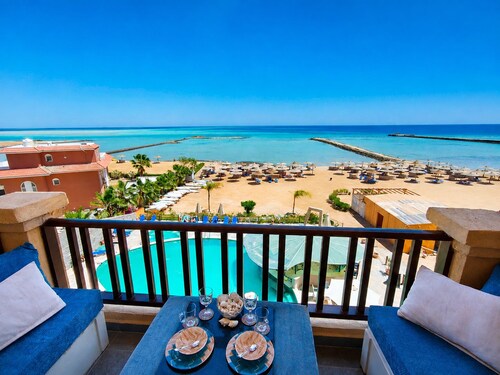 Exclusive sea view suite (94m2, panoramic view, private beach, pools)