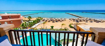 Exclusive sea view suite (94m2, panoramic view, private beach, pools)