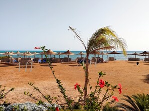 Sur la plage, chaise longue, serviettes de plage
