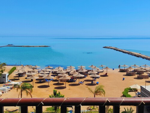 Exclusive sea view suite (94m2, panoramic view, private beach, pools)