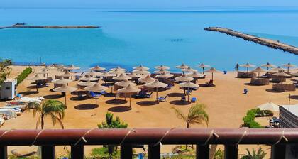 Exclusive sea view suite (94m2, panoramic view, private beach, pools)