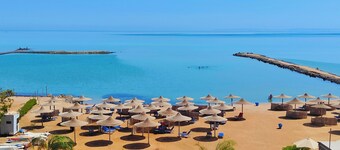 Exclusive sea view suite (94m2, panoramic view, private beach, pools)