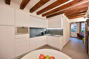 Réfrigérateur, micro-ondes, four, lave-vaisselle