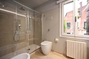 Een douche, een haardroger, handdoeken, shampoo