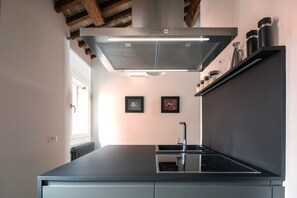 Kühlschrank, Mikrowelle, Ofen, Geschirrspüler