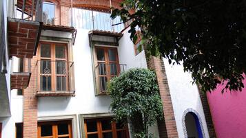 Vista frontal de la propiedad