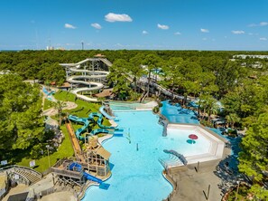 Parque acuático con múltiples toboganes y una piscina grande.