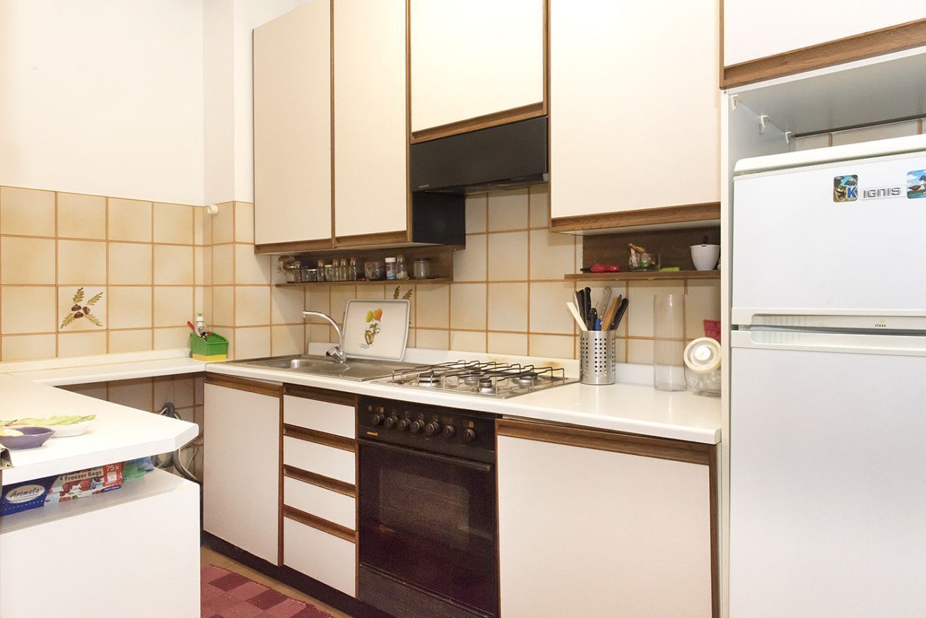 Frigorifero, forno, lavastoviglie, tavolo da pranzo