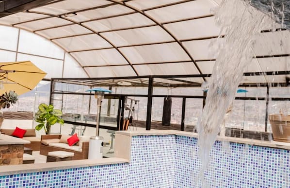 Una piscina al aire libre