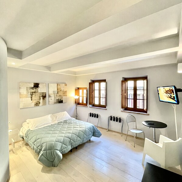 Desk, soundproofing, free WiFi