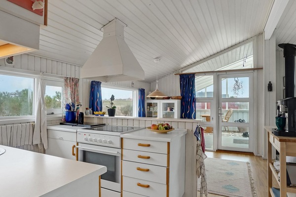 Kjøleskap, kokeplater, oppvaskmaskin og kaffetrakter/tekoker