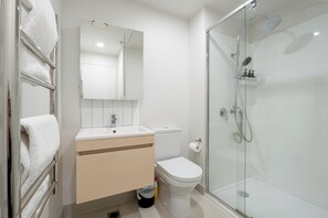 Een douche, een haardroger, handdoeken, zeep