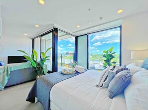 1 bedroom, iron/ironing board, free WiFi, bed sheets - City Escape 1-Bedroom Studio with Pool in CBD (Auckland)