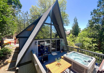 Cozy Cabin Retreat w/Hot Tub+Fire Pit+ AC+Games+EV+BBQ