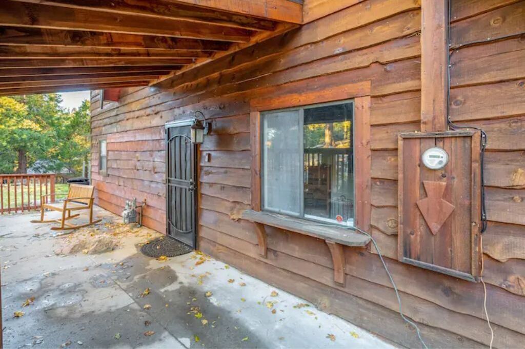 Eine Holzhütte mit Veranda, Fenster und Tür.