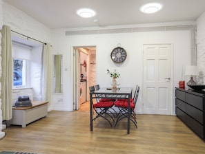 Cottage | Dining - Cornhill Courtyard (Porthmadog)
