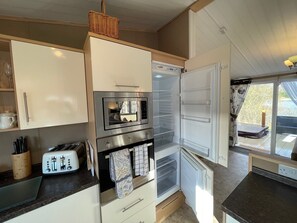Kühlschrank, Mikrowelle, Ofen, Geschirrspüler