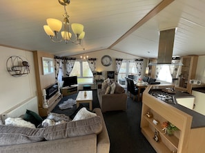 Smart TV, video games, DVD player - Rudd lake luxury lodge with a private Fishing Peg & hot tub @Tattershall lakes (Tattershall)