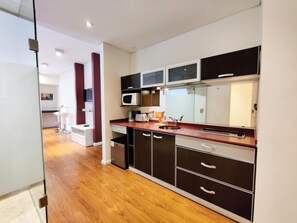 Een magnetron, eettafels