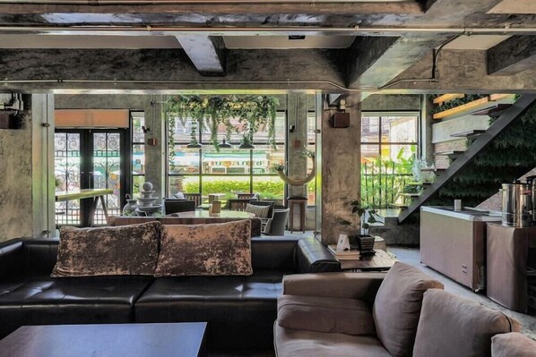 Living area - VM1 Hostel (Bangkok)