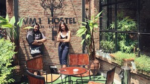 Un hostal con un muro de ladrillo y un letrero que dice