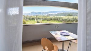 A balcony with a table and chair, overlooking a mountainous landscape. - Awesome apartment in Cori with WiFi (Cori)