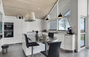 Kylskåp, mikrovågsugn, ugn och spishäll