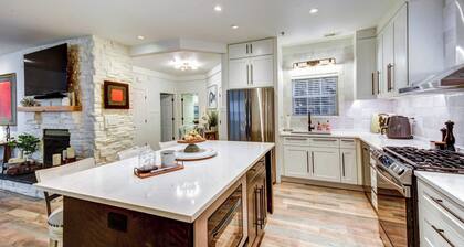 Modern Condo + Golf Course View, Near Hiking!
