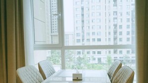 A conference room with a glass table, four upholstered chairs, and a laptop on the table. - Greentree Inn Jining Jinyu Road Red Star Macalline Express Hotel (Jining)