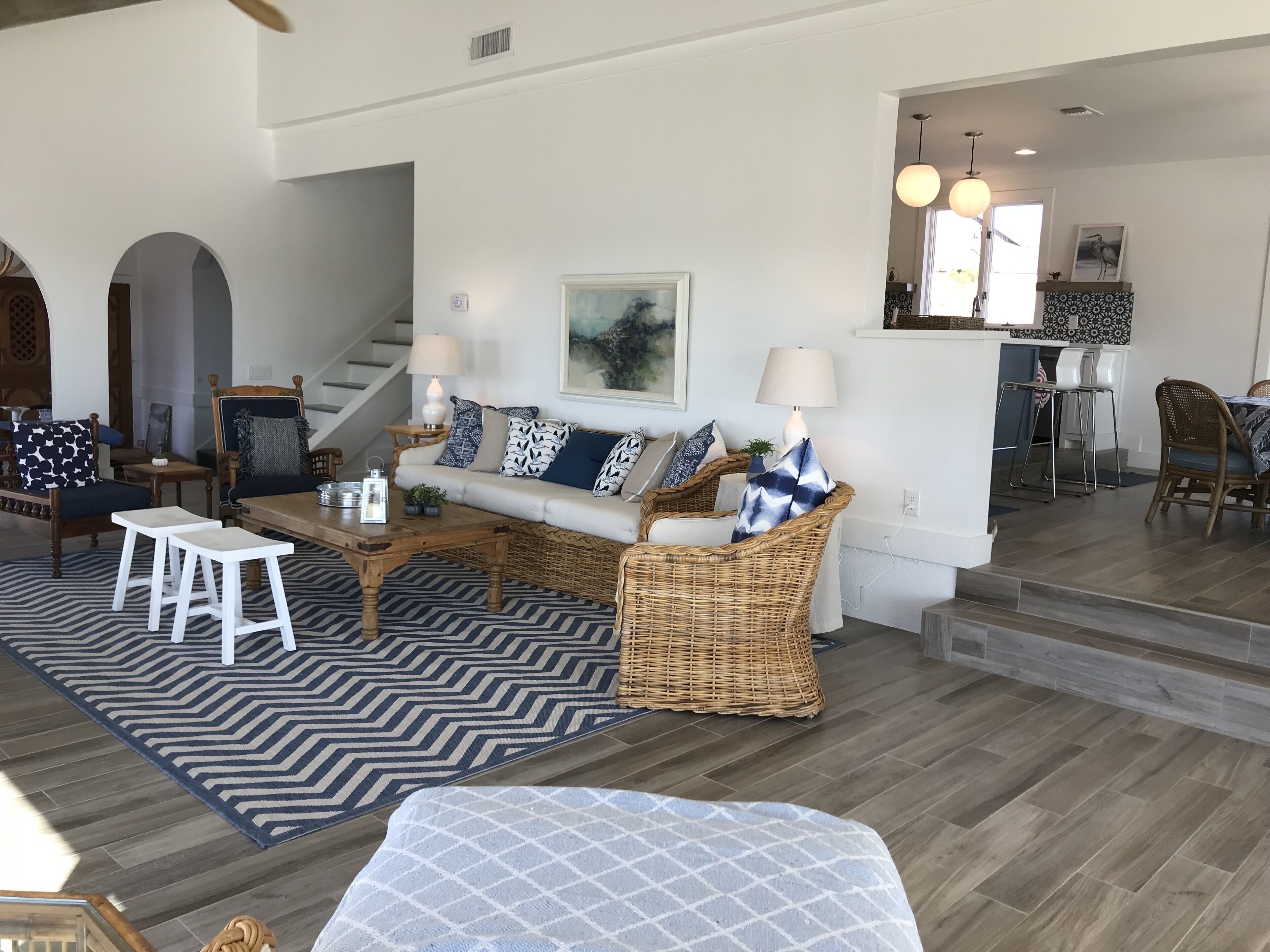 TV connectée, livres, chaîne hi-fi