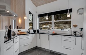 Réfrigérateur, micro-ondes, plaque de cuisson, lave-vaisselle