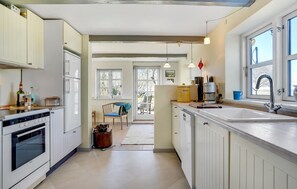 ثلاجة، فرن، موقد طهي مسطح، غسالة أطباق