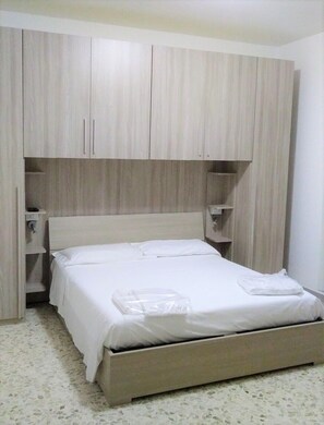 1 chambre, fer et planche à repasser, Wi-Fi gratuit, draps fournis