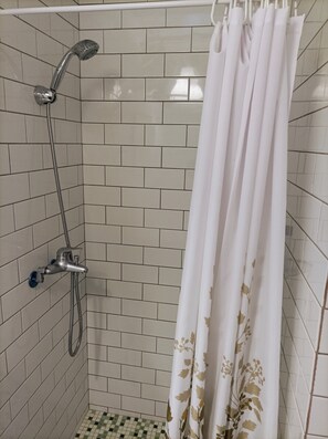 Haartrockner, Handtücher, Seife, Shampoo