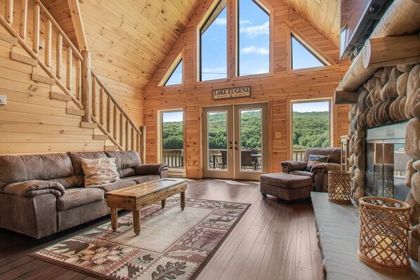 智能電視、壁爐、足球機