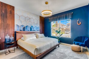 7 室のベッドルーム、デスク、アイロン / アイロン台、旅行用ベビーベッド