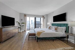 2 habitaciones, escritorio y tabla de planchar con plancha 