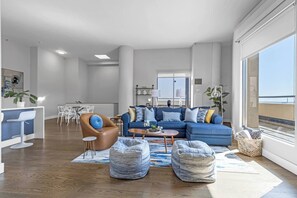 Smart TV, chimenea y tenis de mesa 