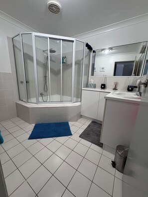 Shower, jetted bath, hair dryer, towels - Denhams Beach House (with tennis court/pool/wifi!) (Denhams Beach)