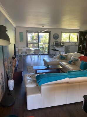 Smart-TV, peis, videospill og DVD-spiller