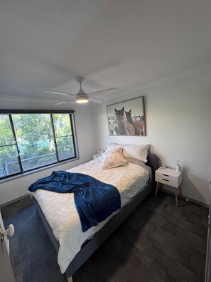 3 bedrooms, desk, free WiFi, bed sheets