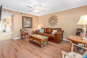 Smart TV, lettore DVD, libri, impianto stereo