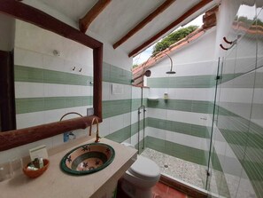 Habitación cuádruple superior | Baño | Toallas