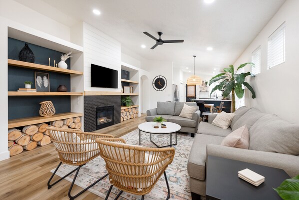 Smart TV, chimenea, videojuegos y tenis de mesa 