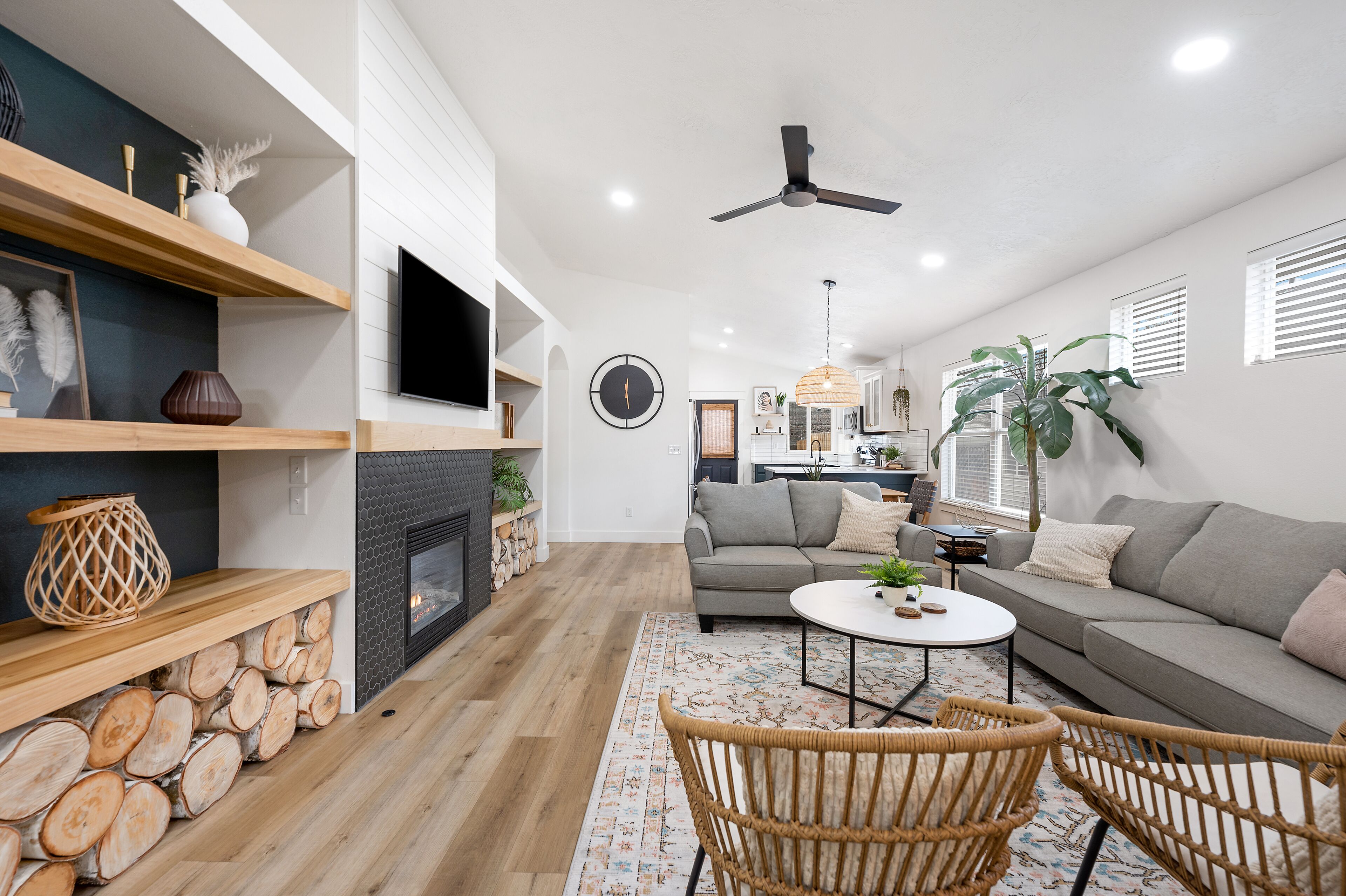 Älytelevisio, takka, videopelejä, pöytätennispöytä