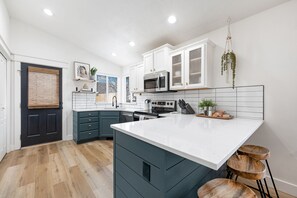 Refrigerador, microondas, horno y parrilla de estufa 